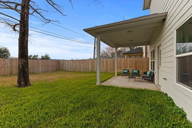 Building Photo - 2209 Silverbonnet St