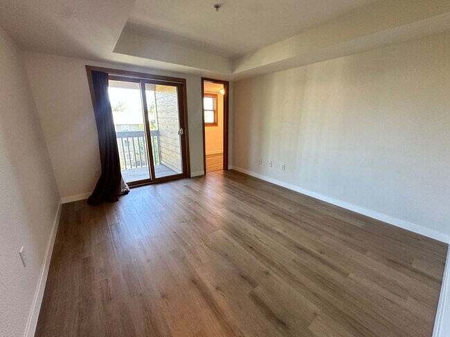 Building Photo - Stylish 3rd Level, Private 2 bedroom Apartment With LVP Flooring, Decks, Gas Fireplace & In-Unit ...
