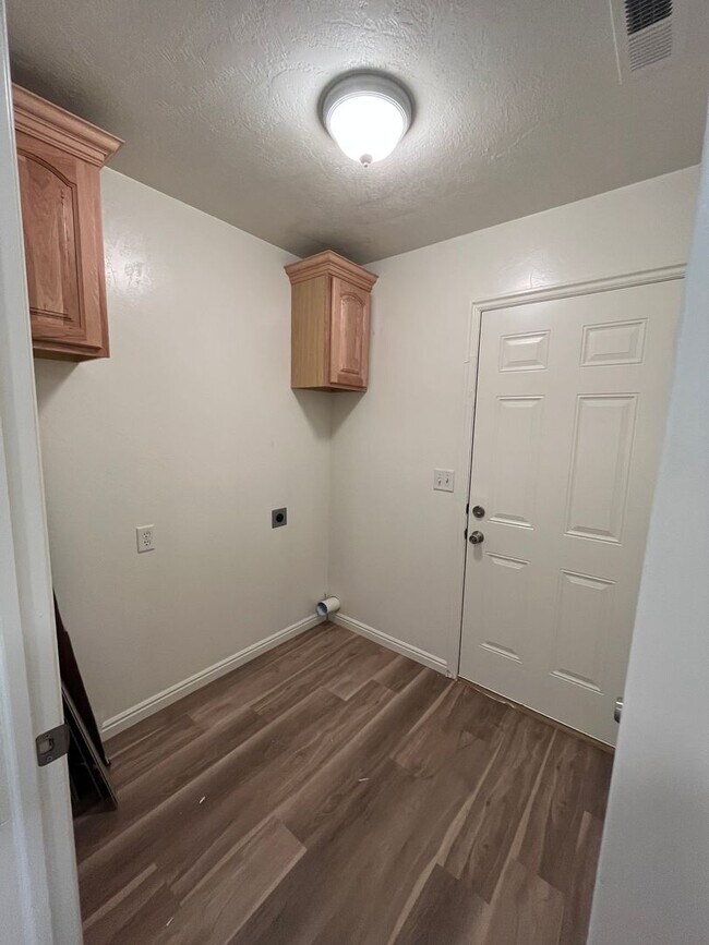 Building Photo - 3 Bed 2.5 Bath in Vernal!!