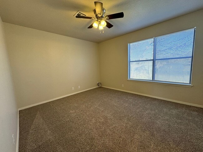 Building Photo - Gorgeous 3 bedroom 2 bathroom home