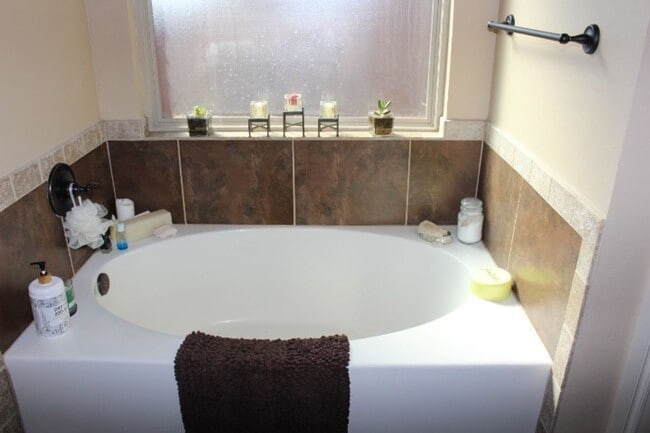 Building Photo - Fantastic home located in West Hill