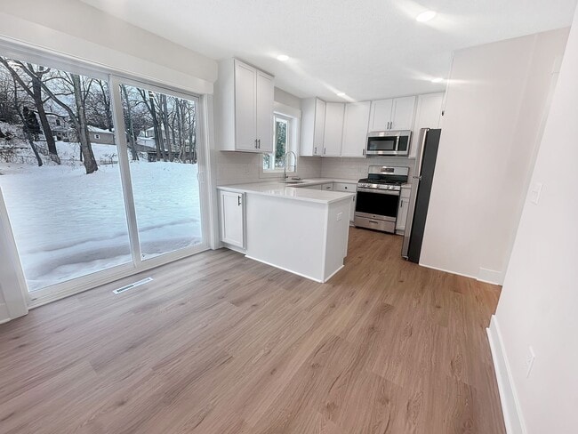 Building Photo - 860 Houseman Ave NE