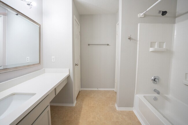 Building Photo - 7843 Crescent Village Ln