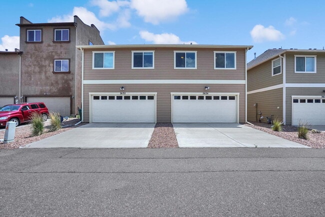 Building Photo - Modern Townhome with Central A/C, 2-Car Ga...