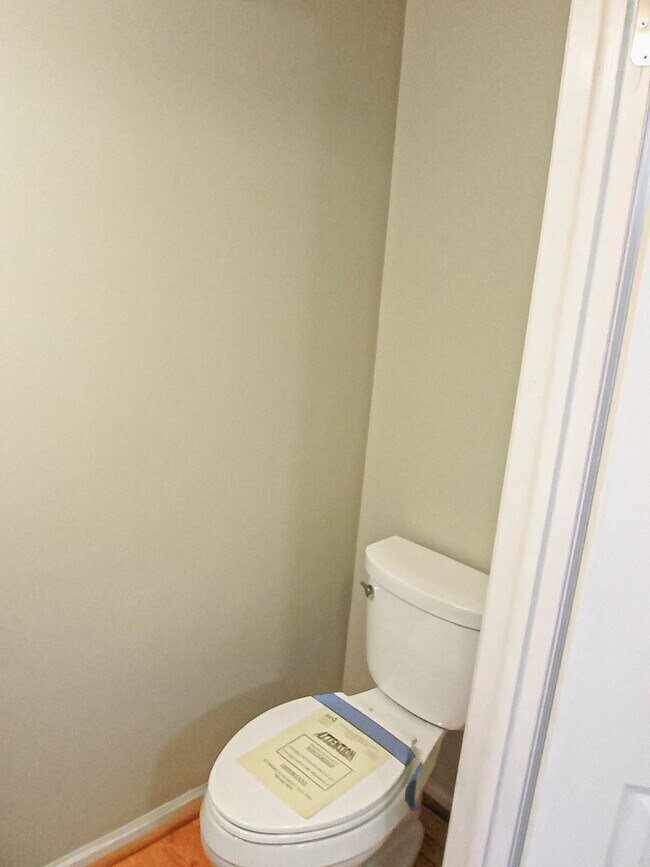 Building Photo - Lovely 2 Bedroom 2 Bathroom Townhome With ...