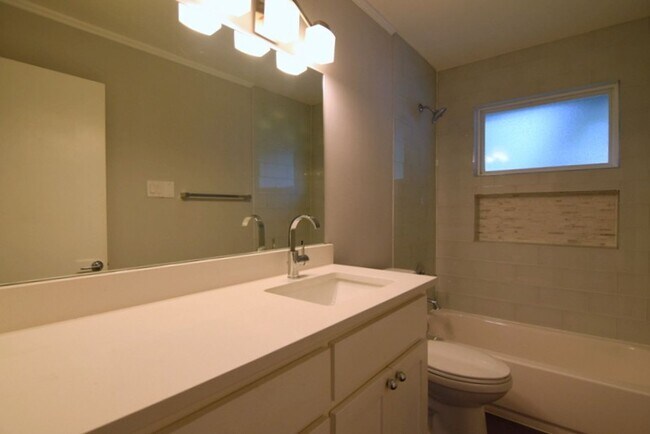 Building Photo - 7513 Carriage Dr