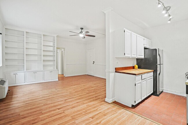 Building Photo - 4114 Davis Pl NW