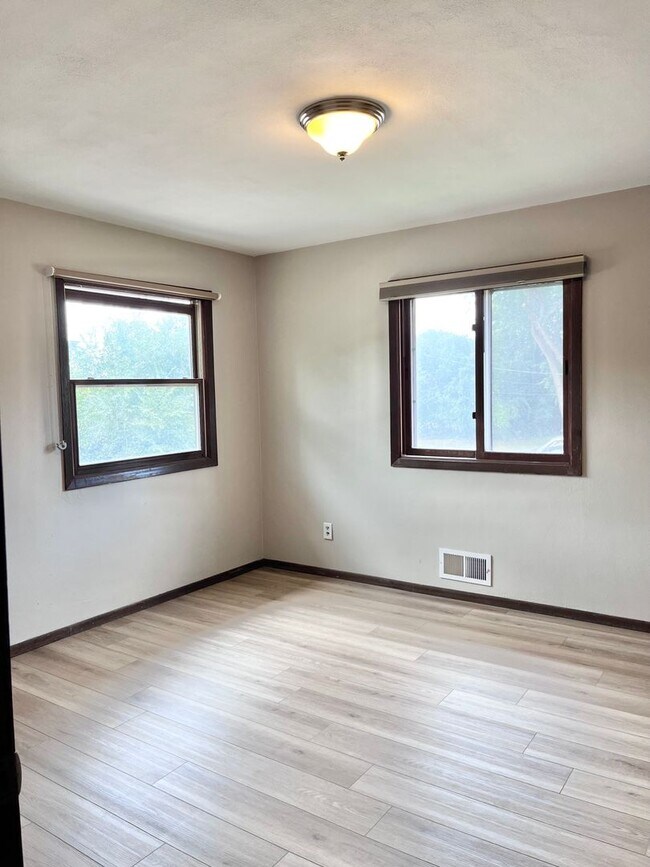 Building Photo - 735 3rd St