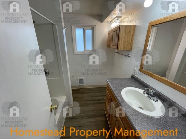 Building Photo - 1926-1928-1928 McCoy Ave NE