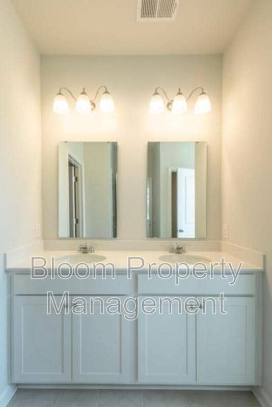 Building Photo - 528 Misty Blf Cir