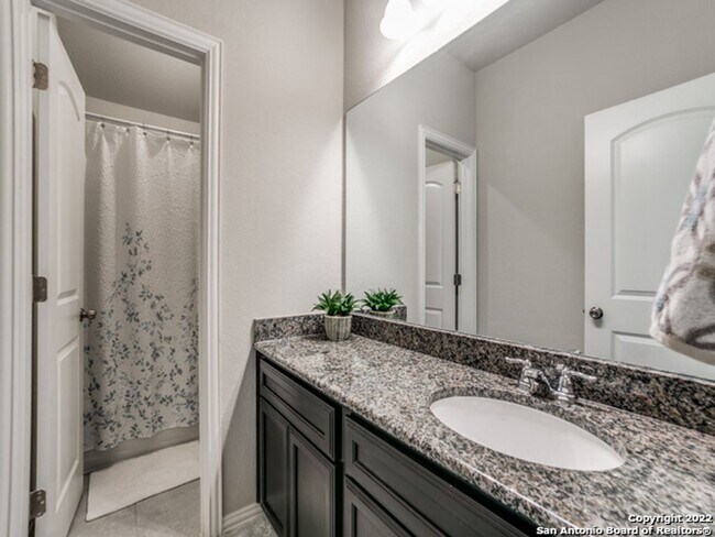 Building Photo - 4 Bedroom/3.5 Bathroom Alamo Ranch