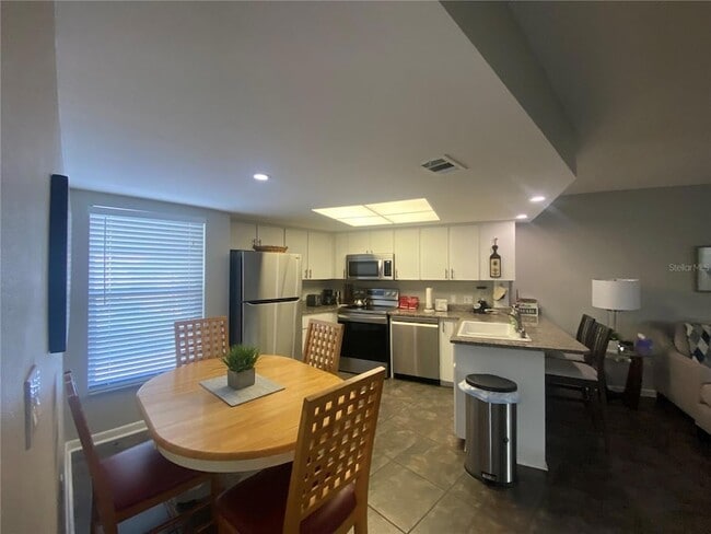 Building Photo - 2587 Cyprus Dr