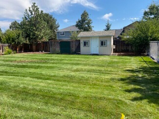 Building Photo - NW Redmond on a huge lot!