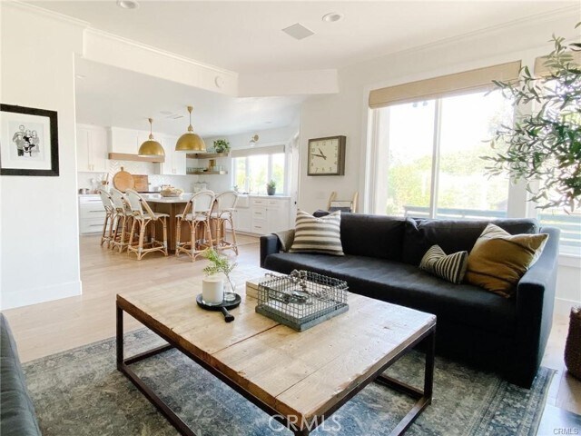 Building Photo - 13 Bernay