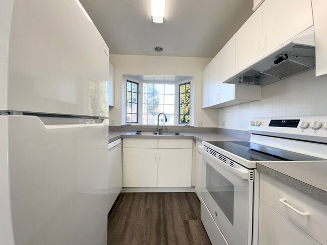 Building Photo - Newly Remodeled 2 Bedrooms 1.5 Baths in Gl...