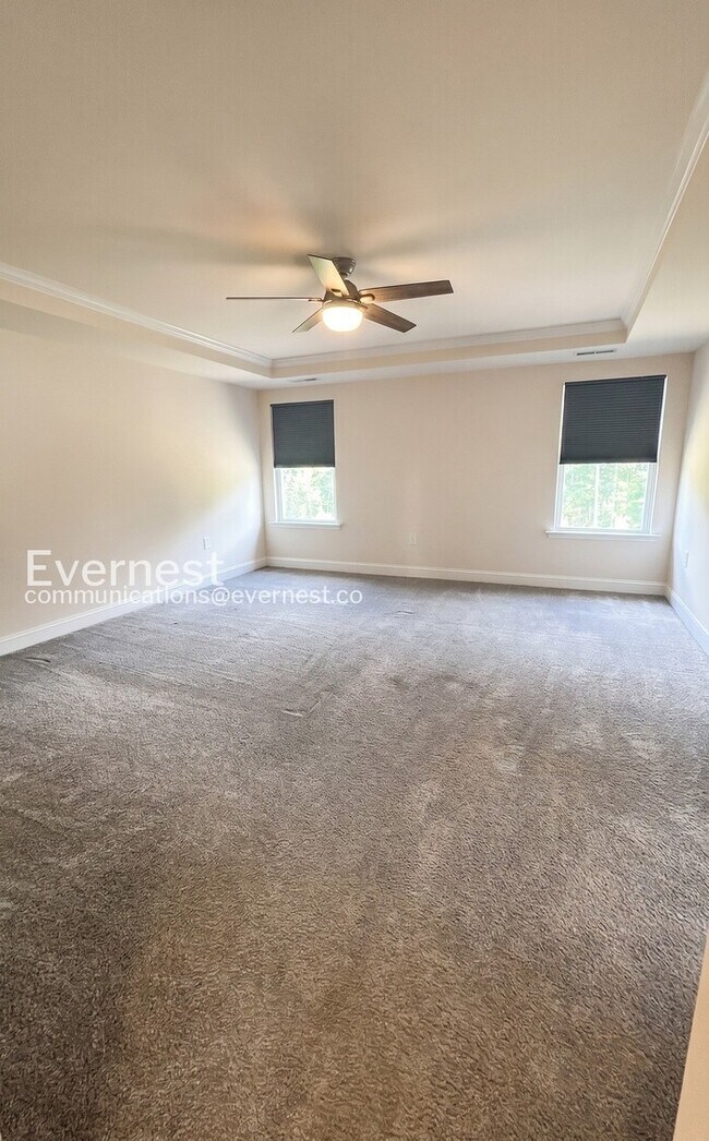 Building Photo - 5 Bed/3 Bath Home with Garage / Pet-Friendly / Available Now!