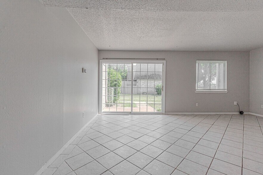 Building Photo - 1402 Bill Carrol Dr