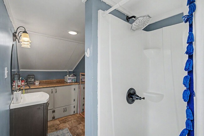 Building Photo - Spacious 5-Bedroom Home Near Radford University