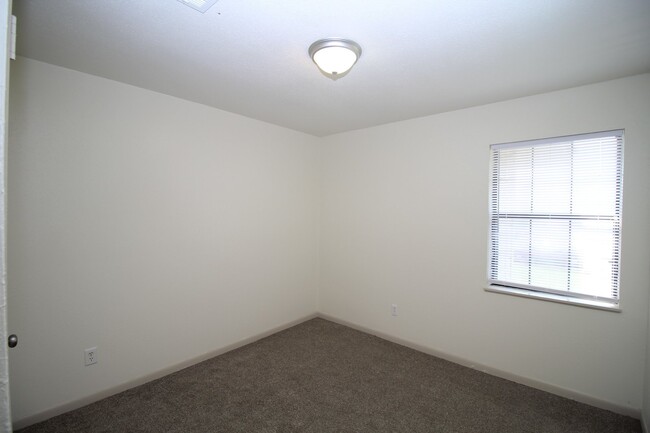 Building Photo - 2-Bedroom Apartment in Prime Pace Location...