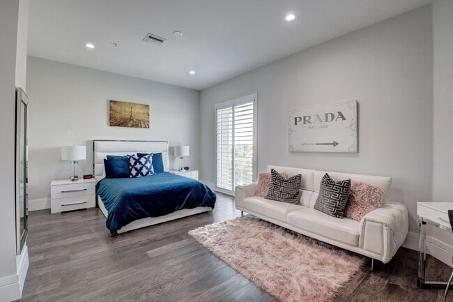 Building Photo - 921 Osceola Dr