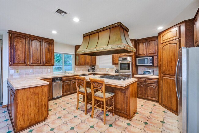 Building Photo - 5-Bedroom Home in Desirable Friendly Hills...