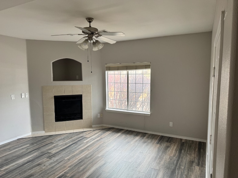 Building Photo - 8673 E Dry Creek Rd