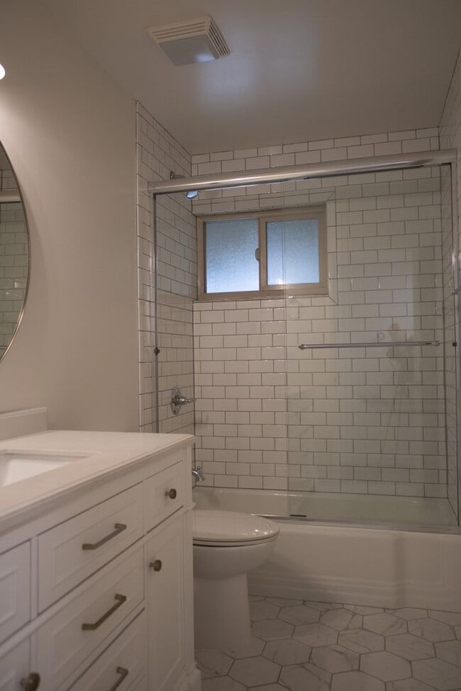 Building Photo - 3 BD 2 BA in Tahoe Park