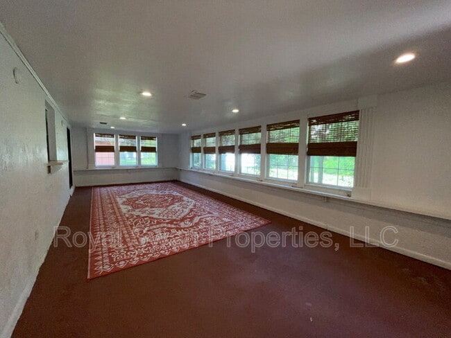 Building Photo - 222 Lakeview Dr