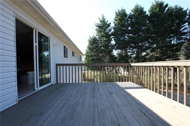Building Photo - 1825 Skyline Dr