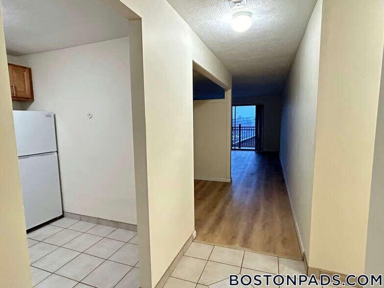 Building Photo - 24 Whites Ave