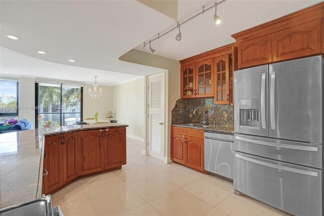 Building Photo - 9800 W Bay Harbor Dr