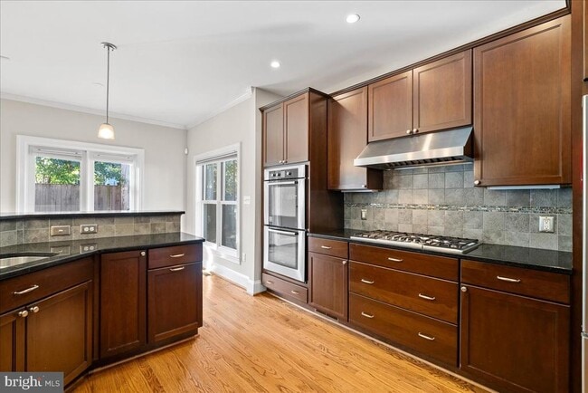 Building Photo - 902 Ramsey St