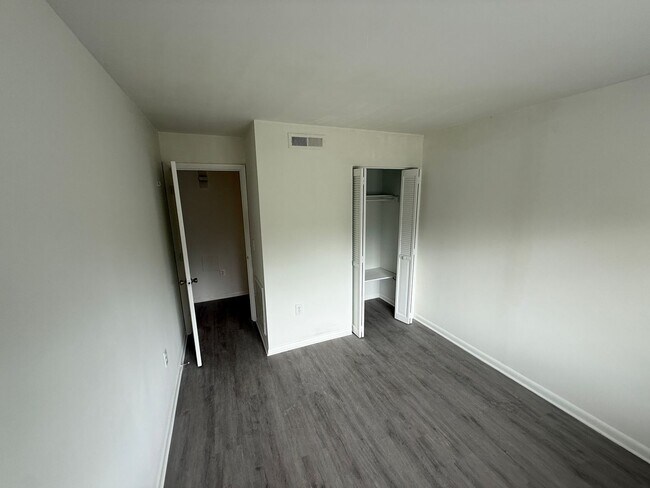 Building Photo - Well Maintained condo in East Charlotte!