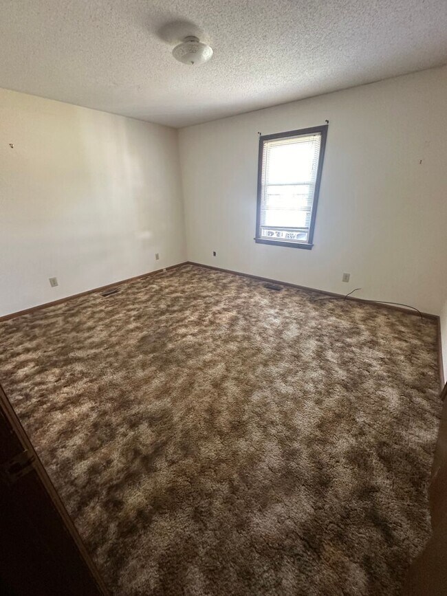 Building Photo - 3155 Lakewood Dr