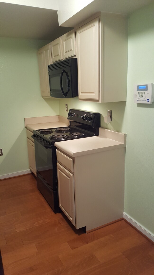 KITCHEN MICROWAVE - 3520 E Richmond Rd