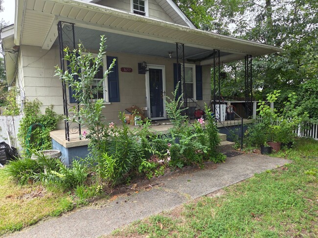 Building Photo - 3bd/1ba Cottage on private street with a s...