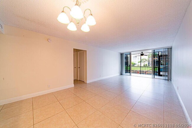 Building Photo - 6 Royal Palm Way
