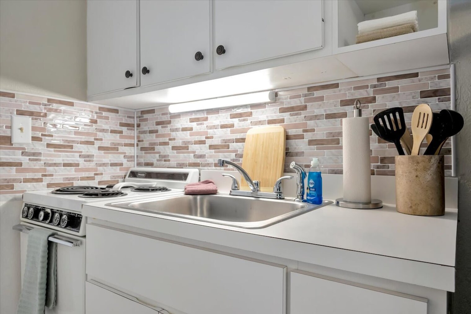 Building Photo - 483 E Shore Dr