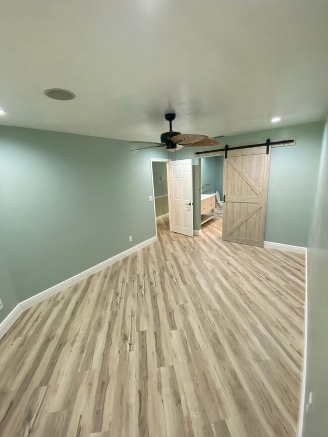Building Photo - FULLY REMODELED VILLA IN REGENT PARK!!!!