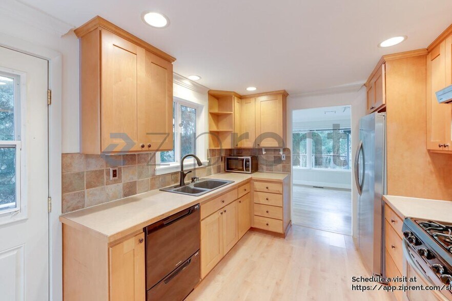 Building Photo - 380 Mt Defiance Cir SW