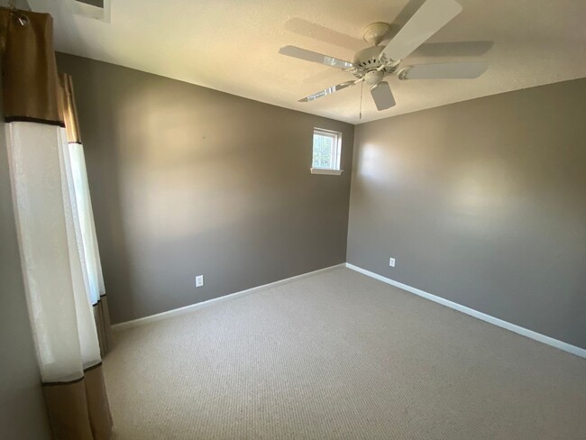 Building Photo - Price reduced**Move-in Ready!