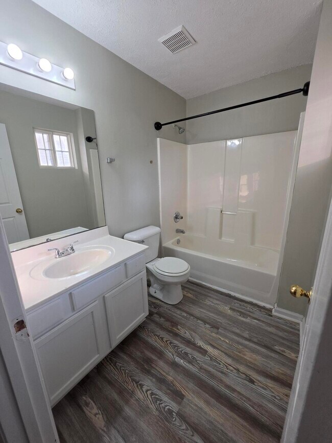 Building Photo - 2592 Woodhill Dr