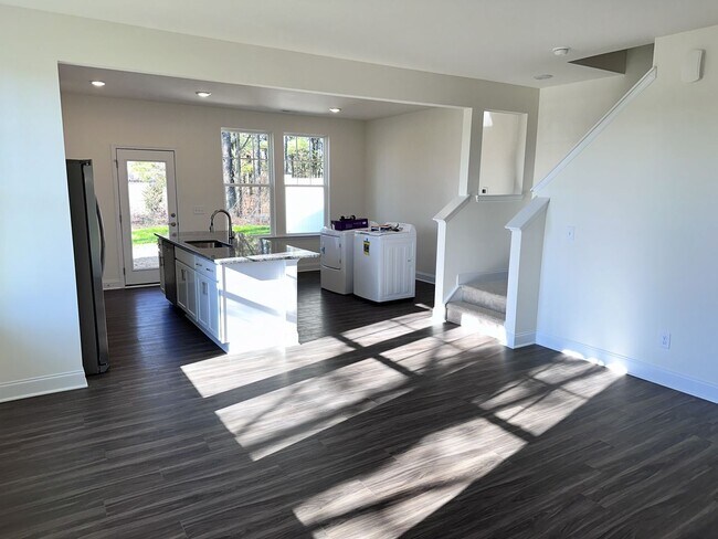 Building Photo - Bed 2.5 Bath End Unit Townhome In a Prime Location!!