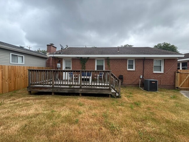 Building Photo - Charming 3 Bedroom 1 Bathroom Brick Ranch ...