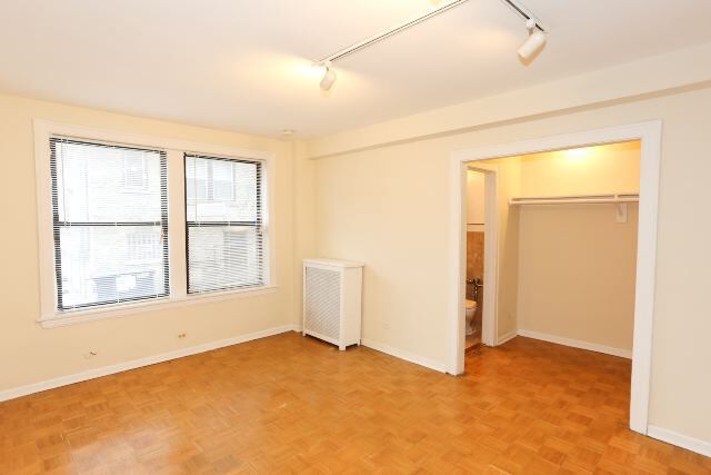 Building Photo - 742 W Belmont Ave