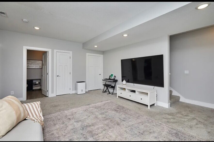 Building Photo - 2700 Yordi Dr