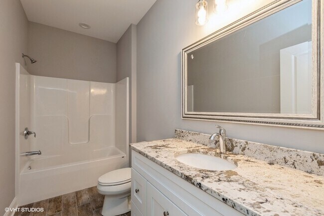 Building Photo - 725 Quail Ln