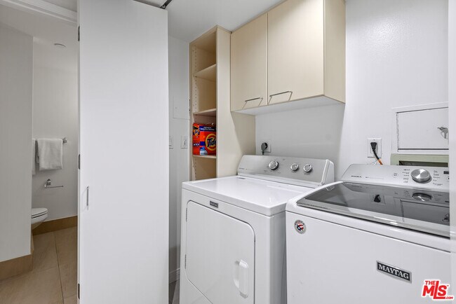 Building Photo - 13600 Marina Pointe Dr