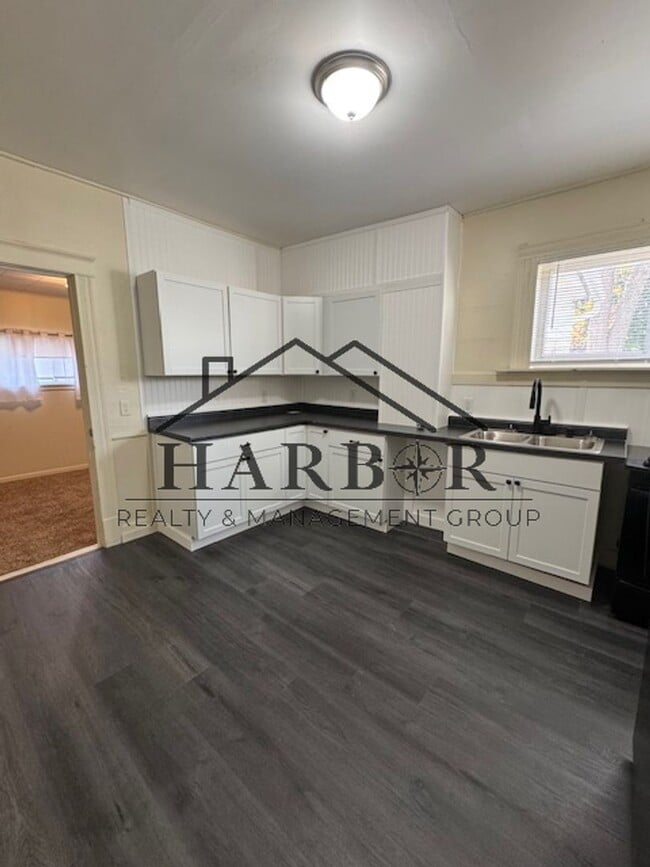 Building Photo - 1/2 Off first full month of rent!