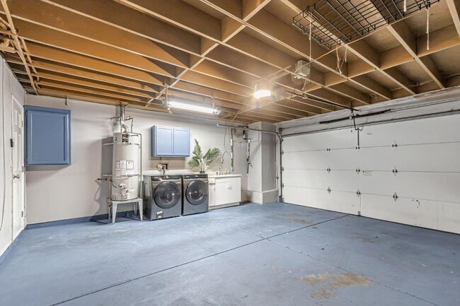 Building Photo - 8130 Park Villa Cir